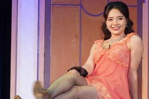 Nhiều cảnh táo bạo trong hài kịch kinh điển 'Ả cave nhà hàng Maxim' của Nhà hát kịch Việt Nam
