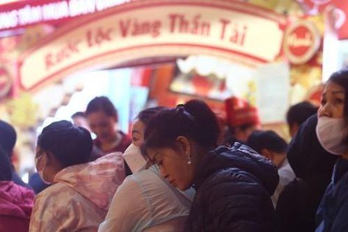 Lộ diện người 'xí chỗ' từ 3h sáng, mua chỉ vàng vía Thần tài đầu tiên