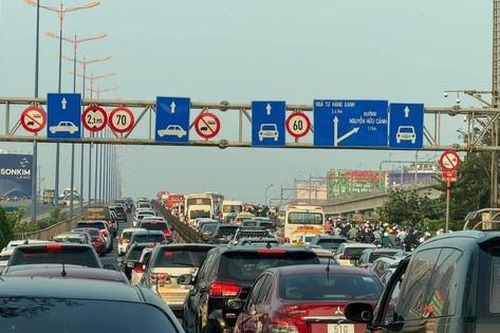 Xe container tông dải phân cách trên cầu Sài Gòn, giao thông ùn ứ ngày đầu tuần