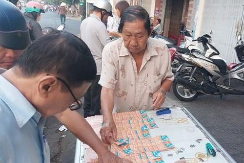Vé xổ số 39 - 79 'cháy hàng' ngày vía Thần tài