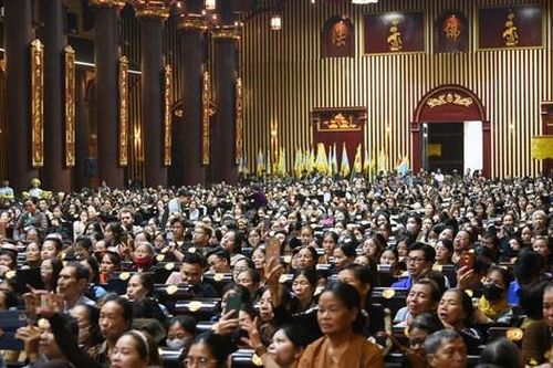 Hàng vạn du khách đội mưa, vượt đường trơn trượt khai hội Yên Tử