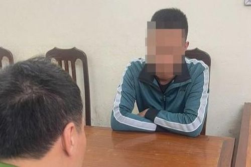 Tài xế ô tô 'tung cước' đạp ngã người đi xe máy trên phố khai gì?