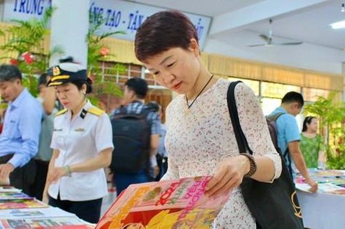 Gửi tặng hơn 4.000 ấn phẩm báo Xuân đến quân, dân Trường Sa