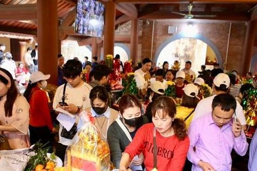 Đền Bà Chúa Kho quá tải khách 'vay tiền' trong ngày vía Thần tài