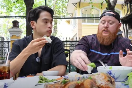 Đầu năm, khách Tây rủ nhau đi ăn loạt món ngon ngày Tết ở Việt Nam