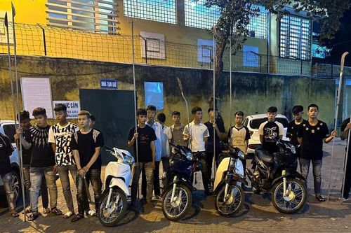 Hơn 30 thanh niên mang hung khí tự chế đi giải quyết mâu thuẫn