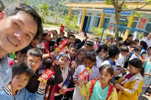 Phó hiệu trưởng kêu gọi 50 triệu lì xì cho học sinh ngày đầu đến trường