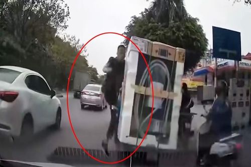 Công an làm việc với tài xế ô tô 'tung cước' đạp ngã người đi xe máy ở Hà Nội
