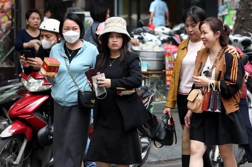 Giờ nghỉ trưa ngày vía Thần Tài, nhiều người cầm vàng đi ngoài phố