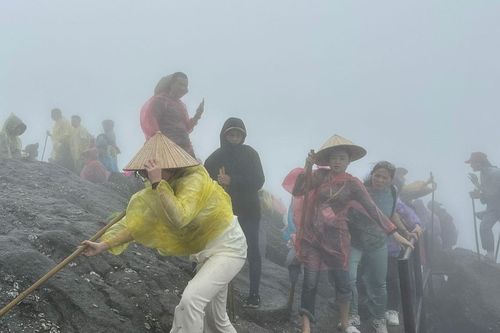 Dìu nhau, lần từng bước lên đỉnh thiêng Yên Tử ngày khai hội