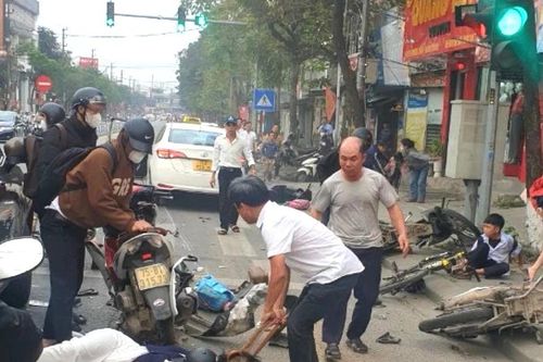 Xe taxi tông hàng loạt phương tiện đang dừng đèn đỏ ở TP Huế