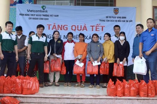 Vietcombank chung tay chăm lo Tết cho người nghèo