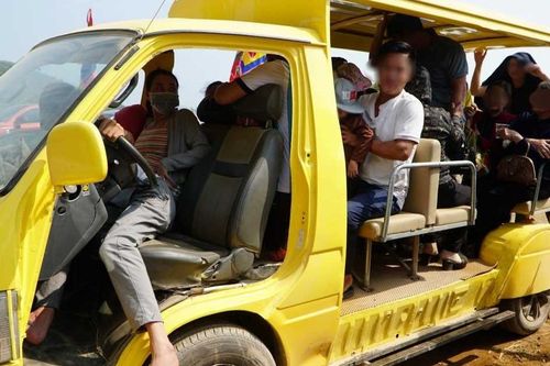 Dùng xe tự chế 'nhồi nhét' khách lên đền thiêng ở Thanh Hóa