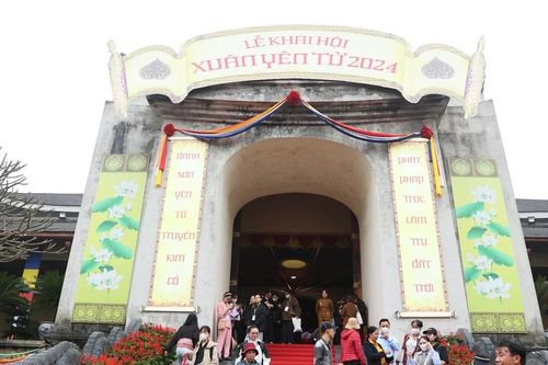 Hình ảnh Phật tử và du khách nô nức tham gia khai hội Xuân Yên Tử 2024