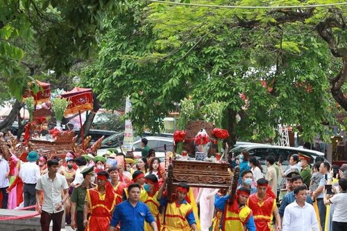 Ninh Bình: Lễ hội truyền thống động Hoa Lư thu hút du khách