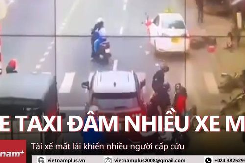 Taxi đâm hàng loạt xe máy chờ đèn đỏ, nhiều người đi cấp cứu