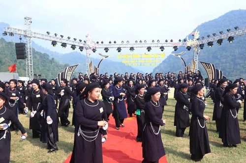 250 diễn viên biểu diễn múa bát ở Lễ hội Lồng Tồng Ba Bể Xuân 2024