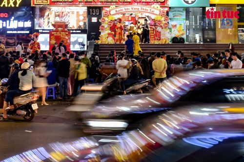 Bất chấp mưa phùn, 'vía Thần tài' vẫn hút người xếp hàng mua vàng trong đêm