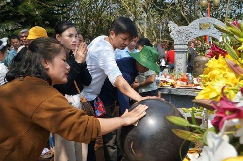 Hàng nghìn người chen chân đi quanh huyệt đạo trời đất để cầu may