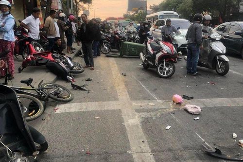 Huế: Va chạm giữa ô tô với nhiều xe máy, 5 người bị thương
