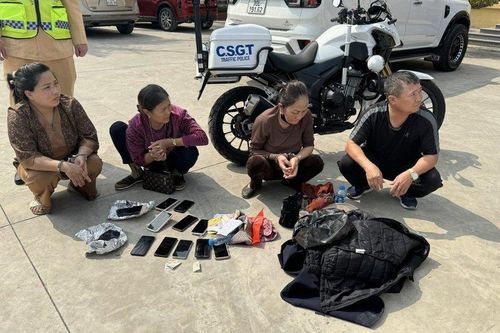 Bắt nhóm 'nữ quái' chuyên móc túi tại lễ hội