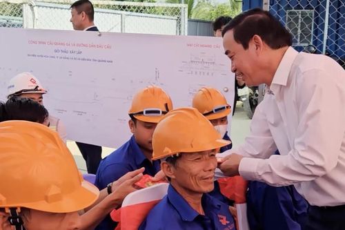 Chủ tịch UBND TP Đà Nẵng thăm, động viên công nhân tại 2 dự án giao thông nghìn tỷ