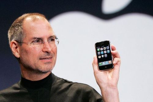 iPhone trở thành một trong những sản phẩm bán chạy nhất mọi thời đại như thế nào?