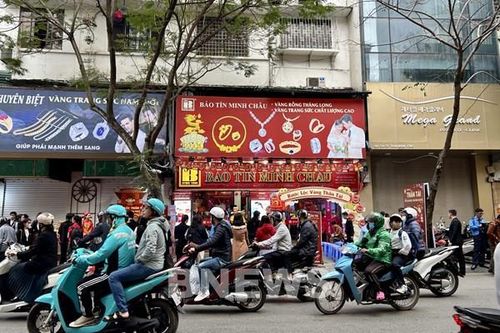 Tấp nập giao dịch vía Thần Tài sau giờ tan làm