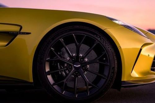 Aston Martin Vantage ra mẫu mới, mạnh mẽ hơn