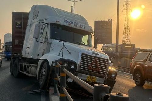 TPHCM: Cầu Sài Gòn ùn ứ kéo dài do xe container tông vào dải phân cách