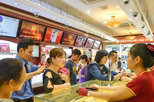 Những mẫu vàng, vật phẩm phong thủy 'hút khách' trong ngày vía Thần tài 2024