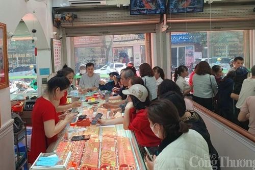 Hòa Bình: Người dân chen chân mua vàng trong ngày vía Thần Tài