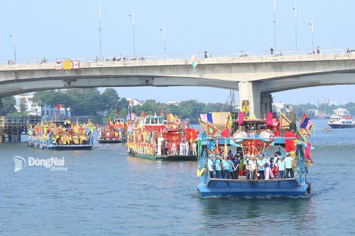 Đông đảo người dân tham gia lễ Nghinh thần trên sông Đồng Nai