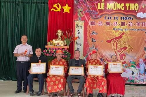 Phường Phù Đổng tổ chức lễ mừng thọ 175 người cao tuổi