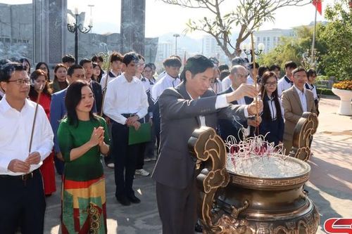 Trường THPT Chuyên Sơn La báo công dâng Bác tại Đền thờ Bác Hồ
