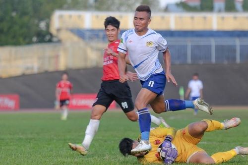 'Lấm lưng' đầu năm, CLB Huế tạm mất ngôi nhì bảng