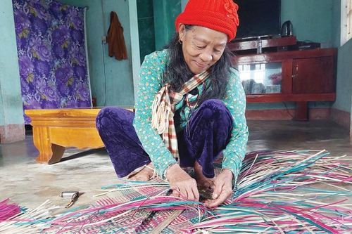 Giữ nghề đan chiếu Âmber