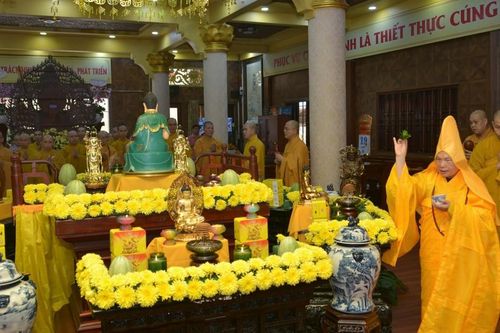 Tăng Ni Q.3 khánh tuế Trưởng lão Hòa thượng Thích Thiện Nhơn và khai đàn Dược Sư đầu năm
