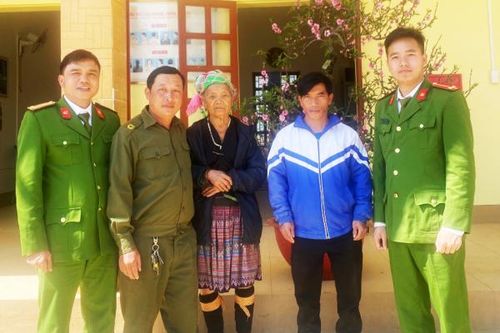 Công an xã giúp cụ bà 92 tuổi trở về nhà