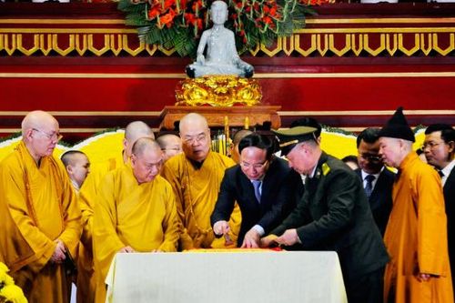 Hàng vạn du khách chiêm bái non thiêng Yên Tử