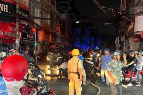 Bất lực vì không thể cứu bé trai 8 tuổi mắc kẹt trong đám cháy