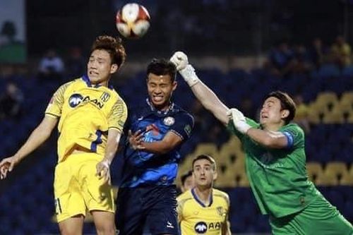 Thủ môn Đặng Văn Lâm tiếp tục gặn nạn đầu năm