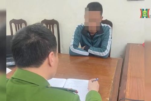 Triệu tập tài xế ô tô đạp ngã người đi xe máy