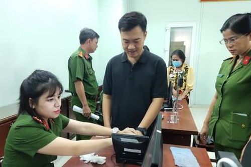 TPHCM: Người dân phấn khởi đi làm căn cước công dân ngày đầu năm
