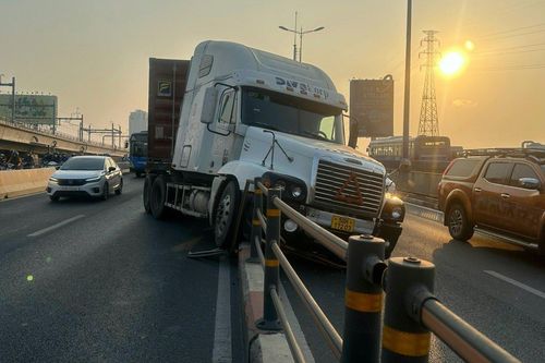 Xe container va vào dải phân cách trên cầu Sài Gòn, kẹt xe kéo dài