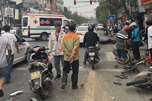 Taxi đâm liên hoàn nhiều xe máy, 5 người nhập viện: Lái xe buồn ngủ