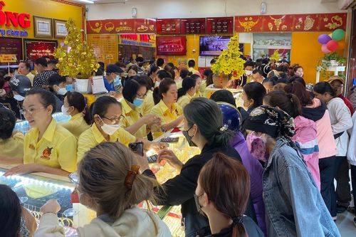 Dân TP.HCM cầm cả trăm triệu mua vàng ngày vía Thần Tài
