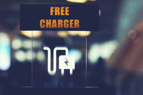Vì sao không nên sạc điện thoại bằng cổng USB công cộng ở sân bay?