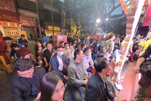 Kinh ngạc từ 4h sáng, người Hà Nội đã xếp hàng dài mua vàng lấy may ngày vía Thần tài