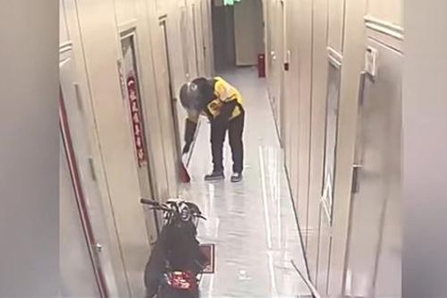 Tố cáo shipper đi tiểu vào đồ ăn, cô gái ngỡ ngàng khi sự thật được camera an ninh lật tẩy
